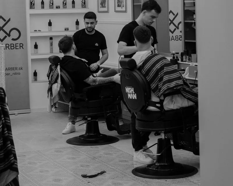 Barberi pri práci v interiéri holičstva 585 BARBER v Nitre