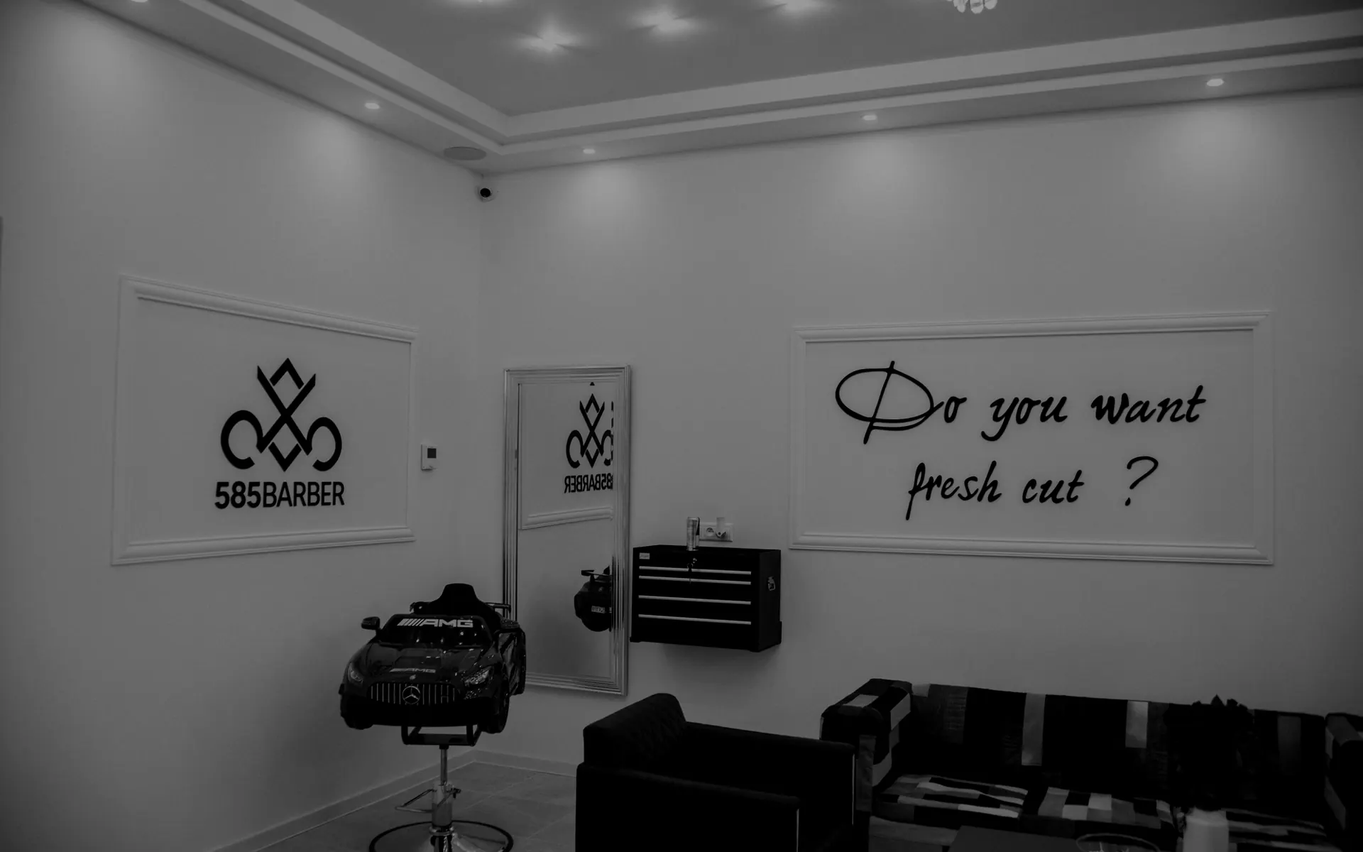 Salónik holičstva 585 BARBER v Nitre s logom, nápisom Do you want fresh cut a detským kreslom