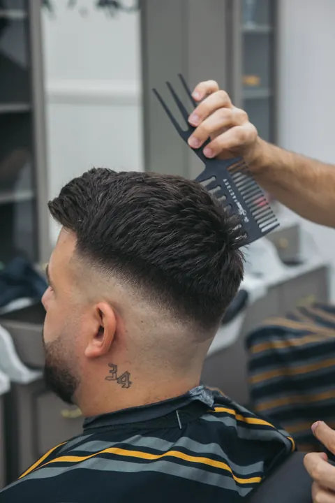 Detail fade prechodu na zátylku pri úprave hrebeňom