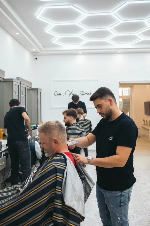 Interiér prevádzky 585 BARBER v Nitre so šesťuholníkovým osvetlením stropu