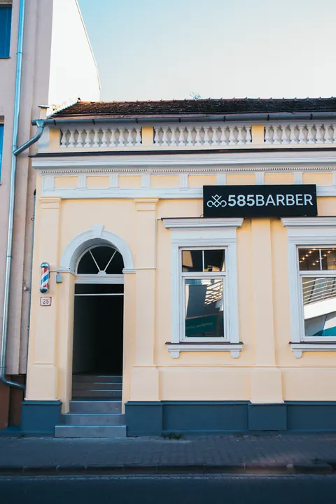 Vchod do holičstva 585 BARBER na Mostnej 25 v Nitre