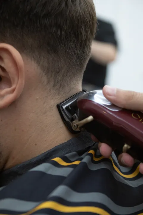 Detail strojčeka pri vytváraní prechodu na zátylku