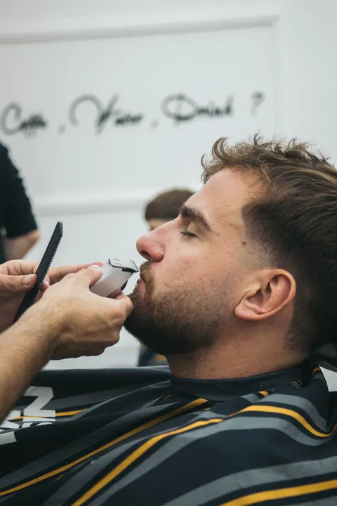 Úprava fúzov a brady zastrihávačom s hrebeňom
